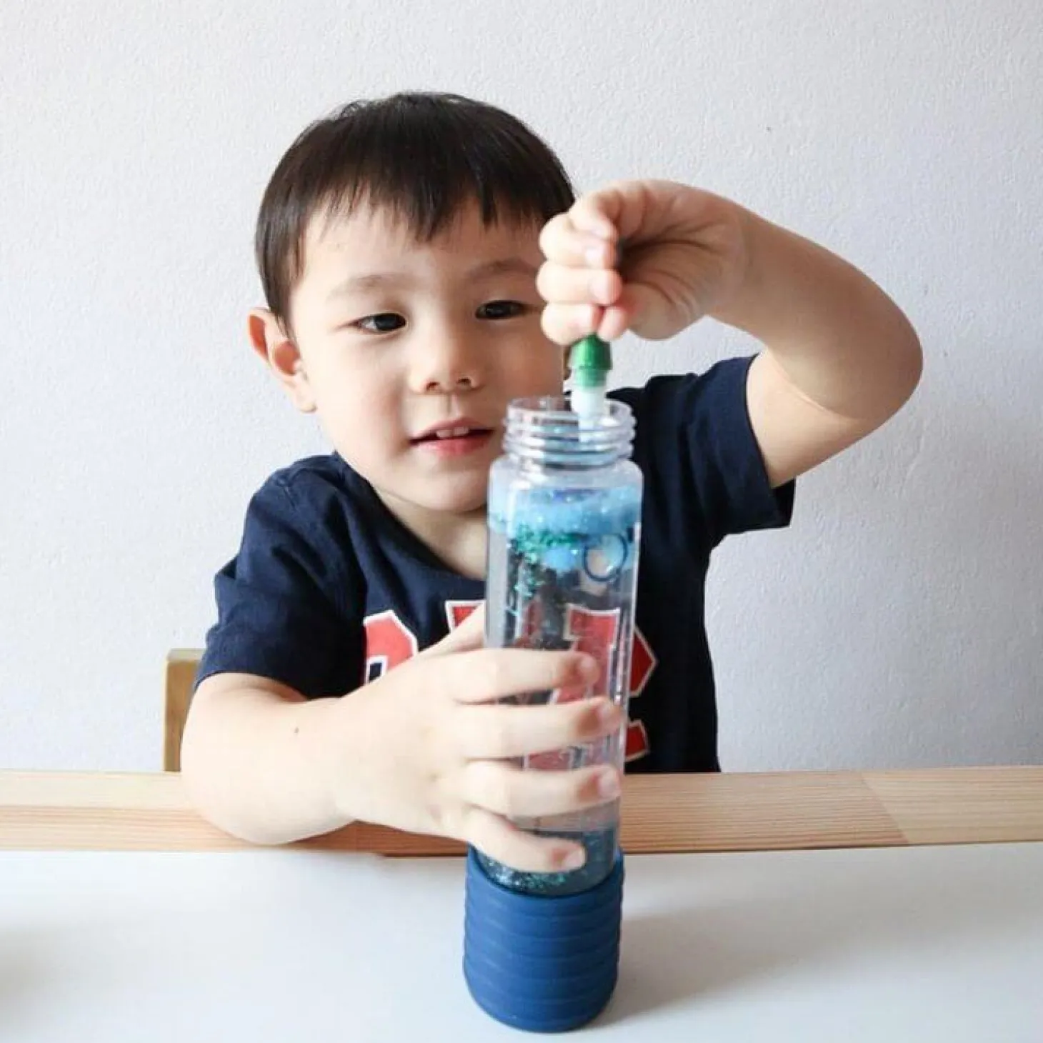 Butelka sensoryczna DIY Dinozaur