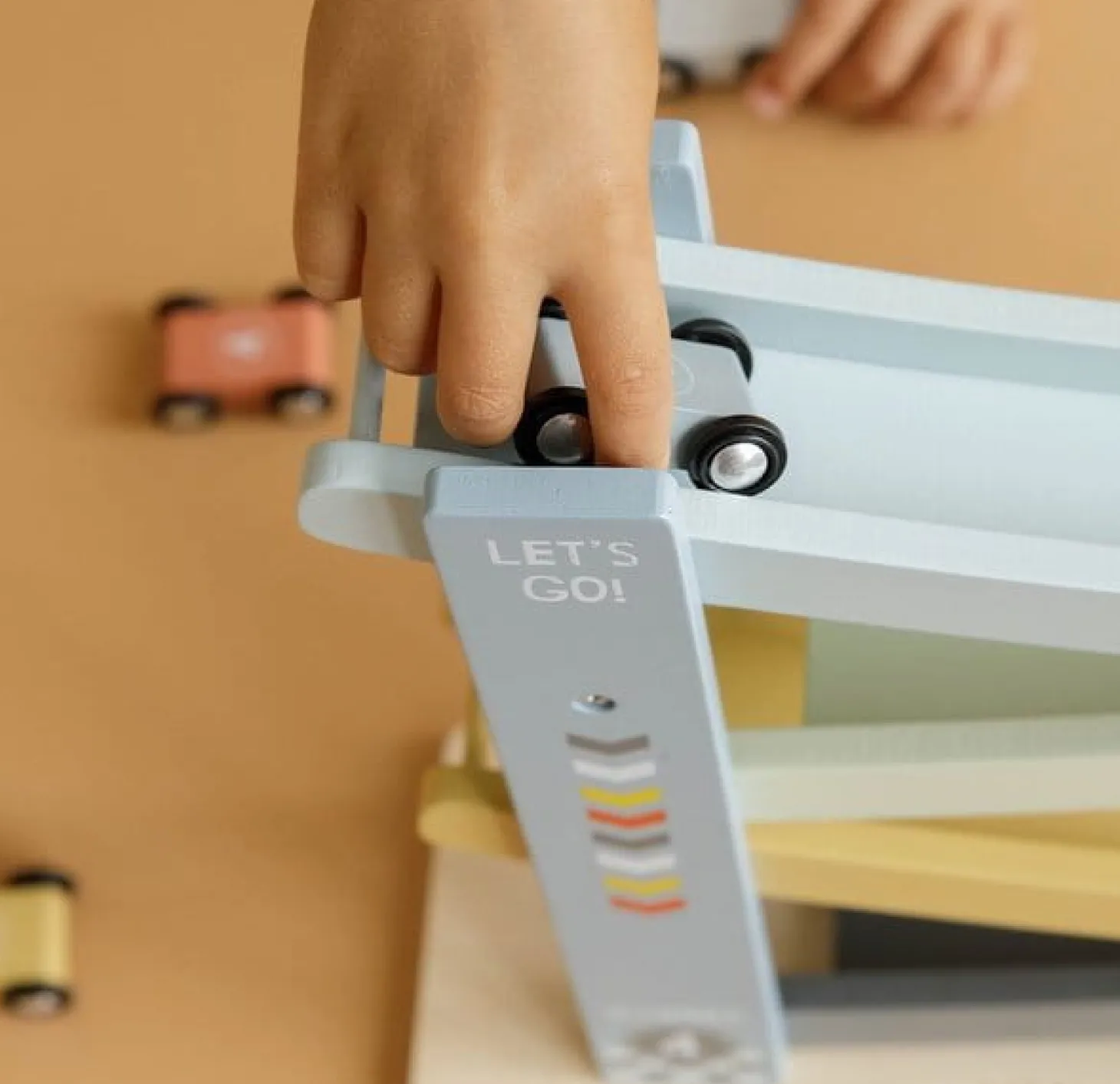 Drewniana zjeżdżalnia błękit