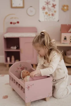 Drewniane łóżeczko dla lalek z pościelą FSC