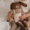 Duży dziergany królik z wełny alpaki - ecru overalls