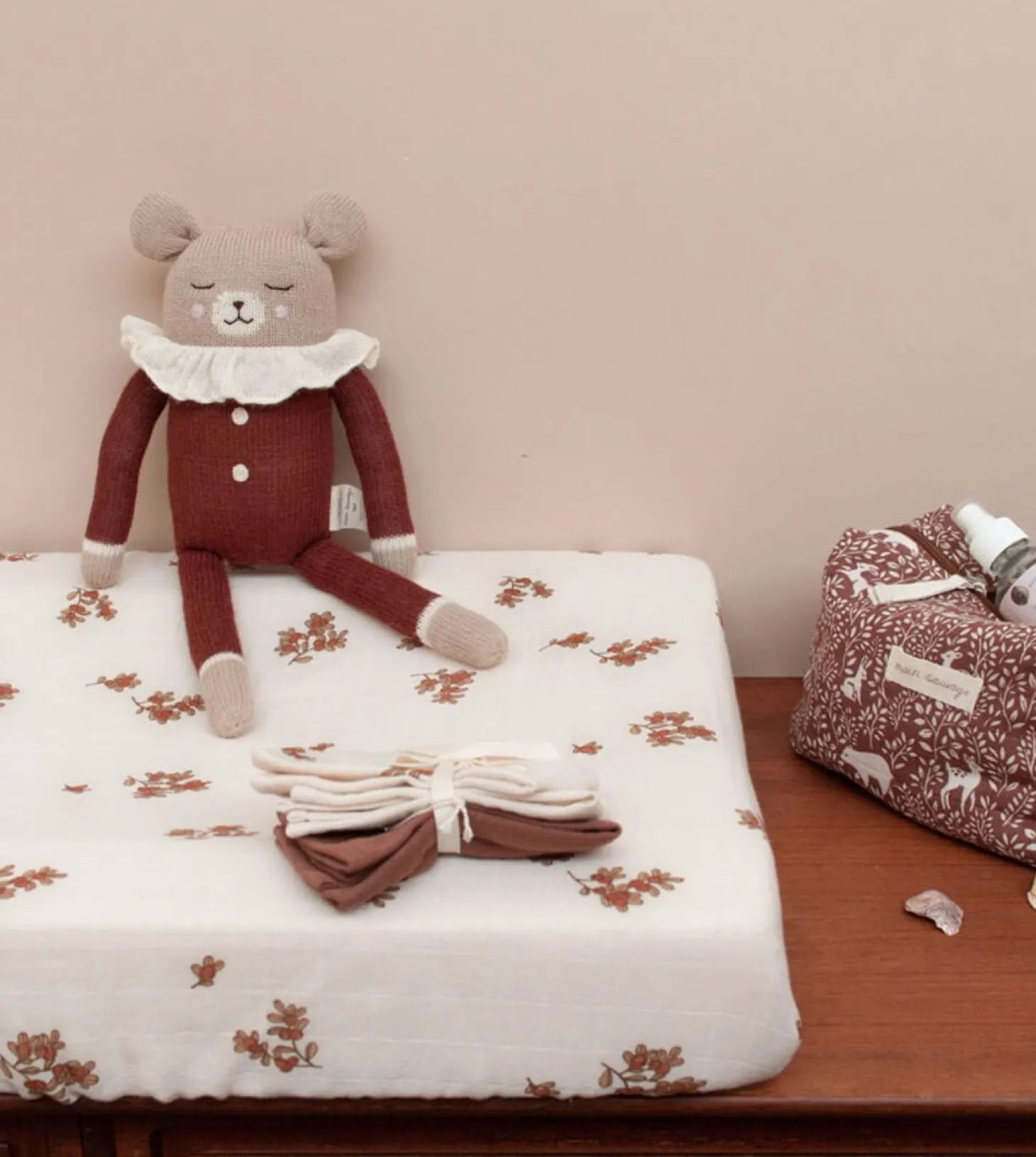Duży dziergany miś z wełny alpaki - sienna pyjamas