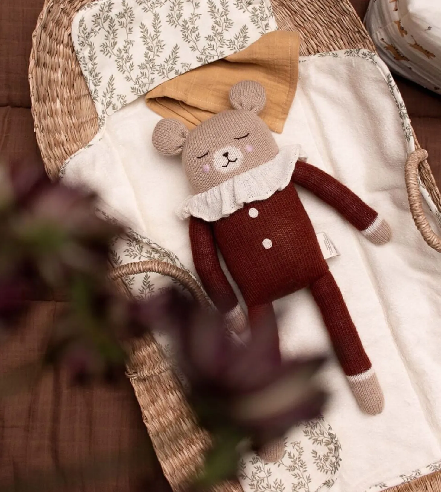 Duży dziergany miś z wełny alpaki - sienna pyjamas