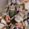 Dziergany królik z wełny alpaki - olive overalls