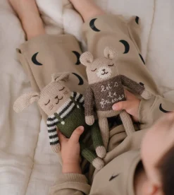 Dziergany królik z wełny alpaki - olive overalls