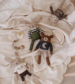 Dziergany królik z wełny alpaki - olive overalls