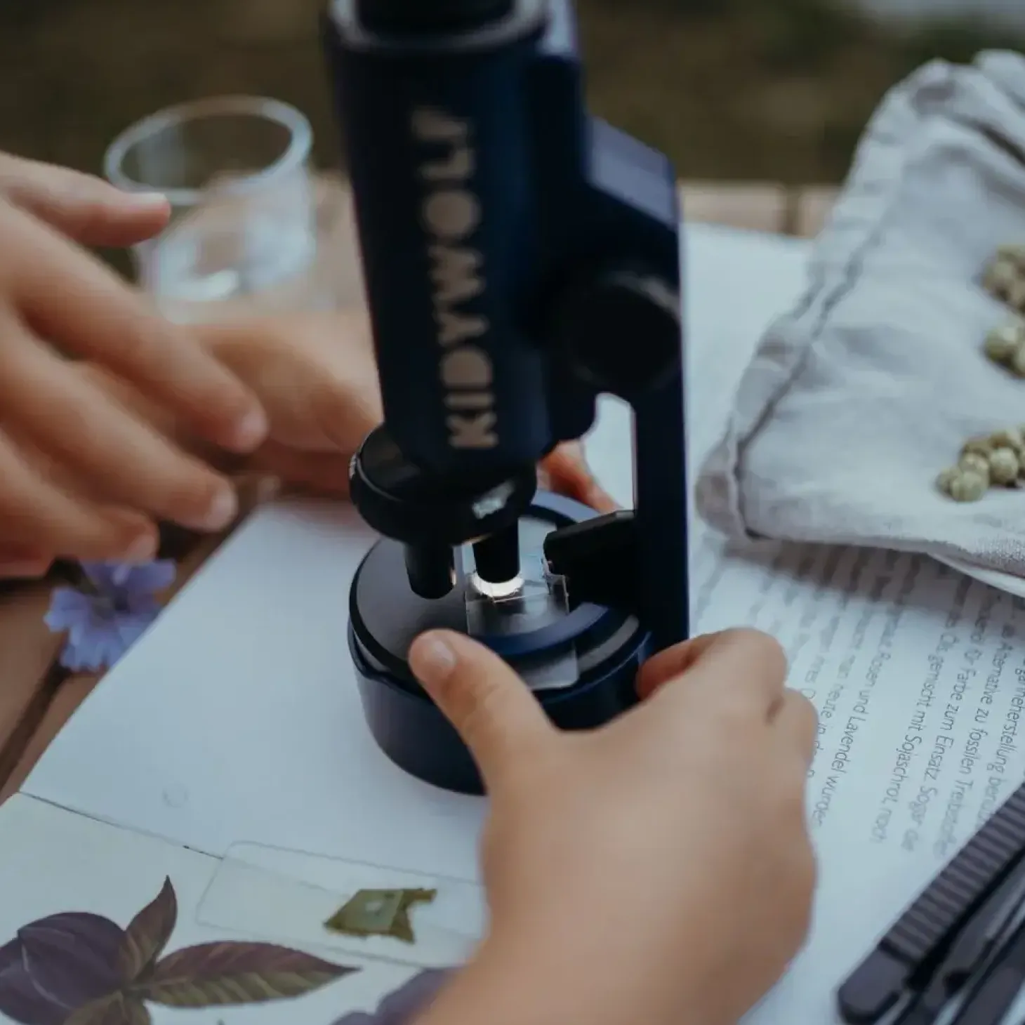 Przenośny mikroskop KIDYMICROSCOPE - granatowy