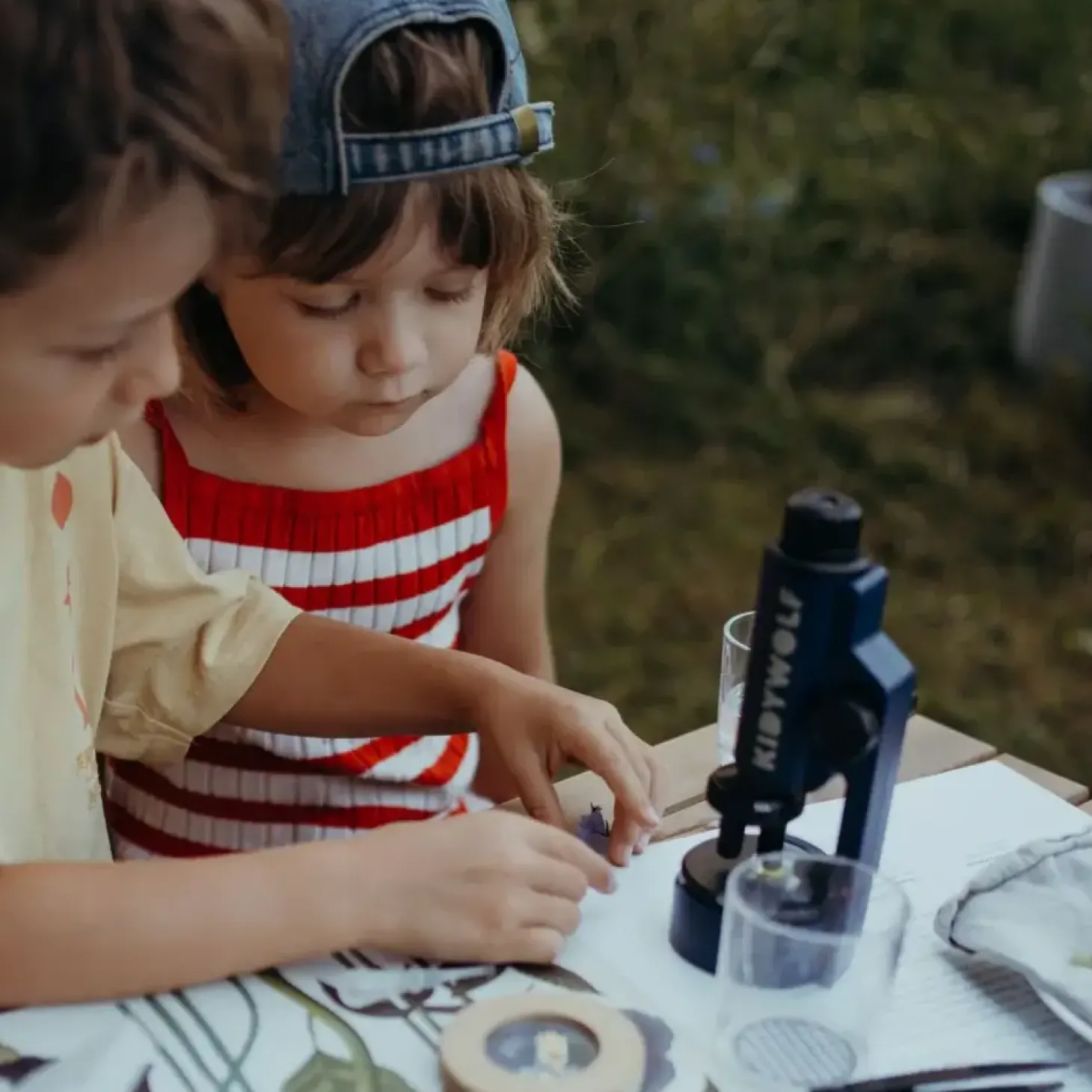 Przenośny mikroskop KIDYMICROSCOPE - granatowy
