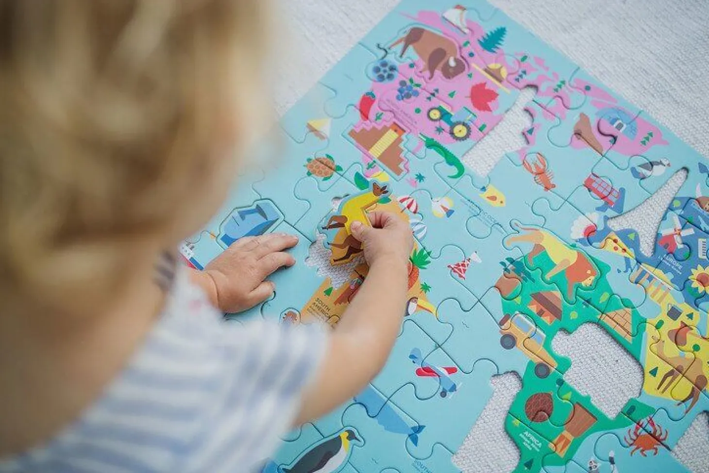 Puzzle Mapa Świata z elementami w kształcie budynków i zwierząt 5+