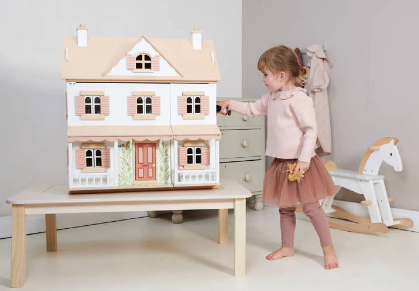 Trzypiętrowy domek w stylu kolonialnym