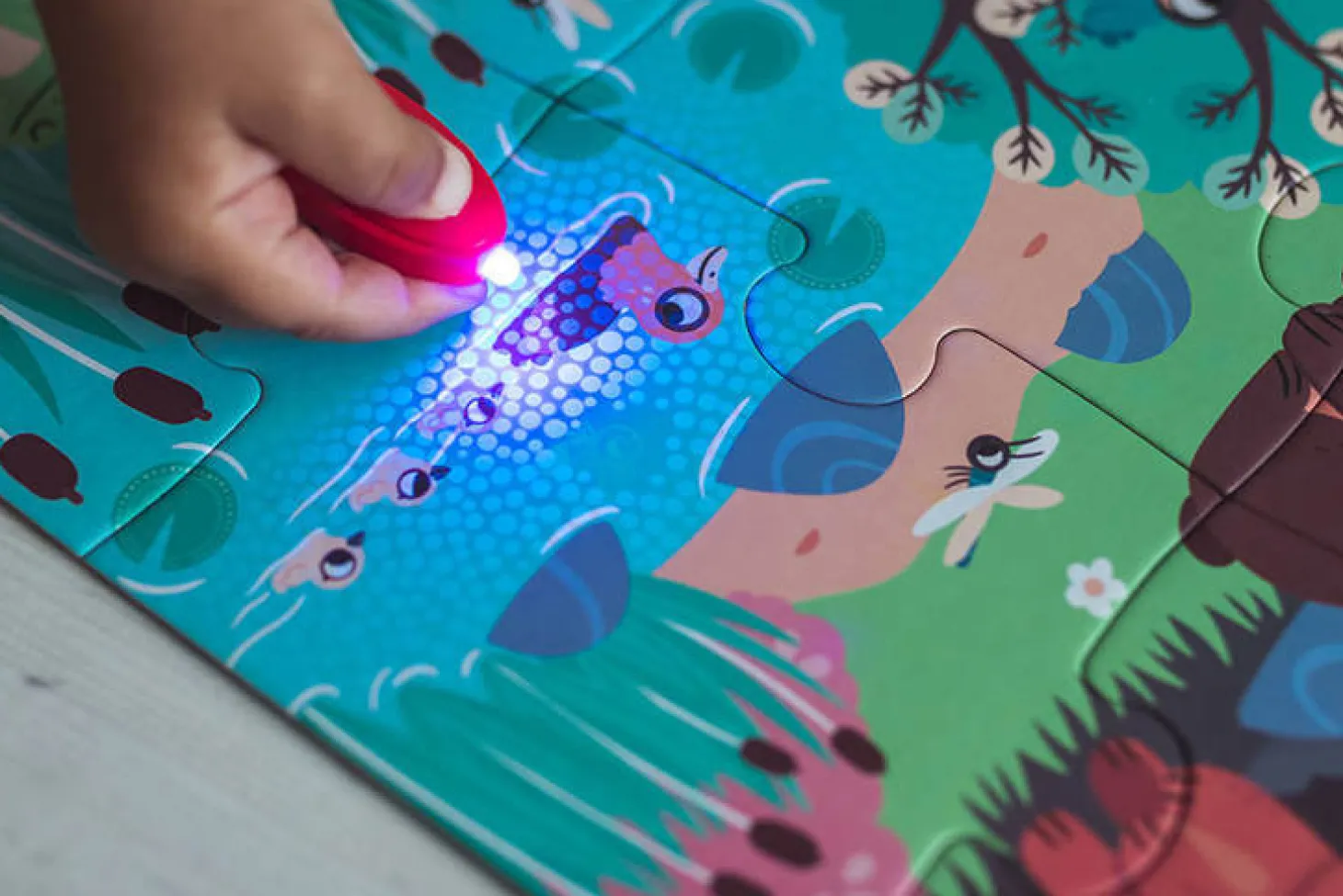 Świecące puzzle z mini-lampką UV Las 24 elementy 3+