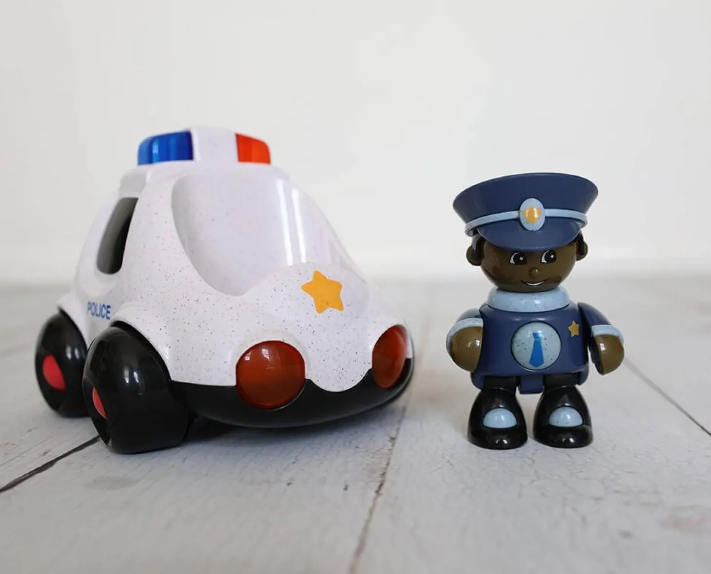 Wóz policyjny z policjantem