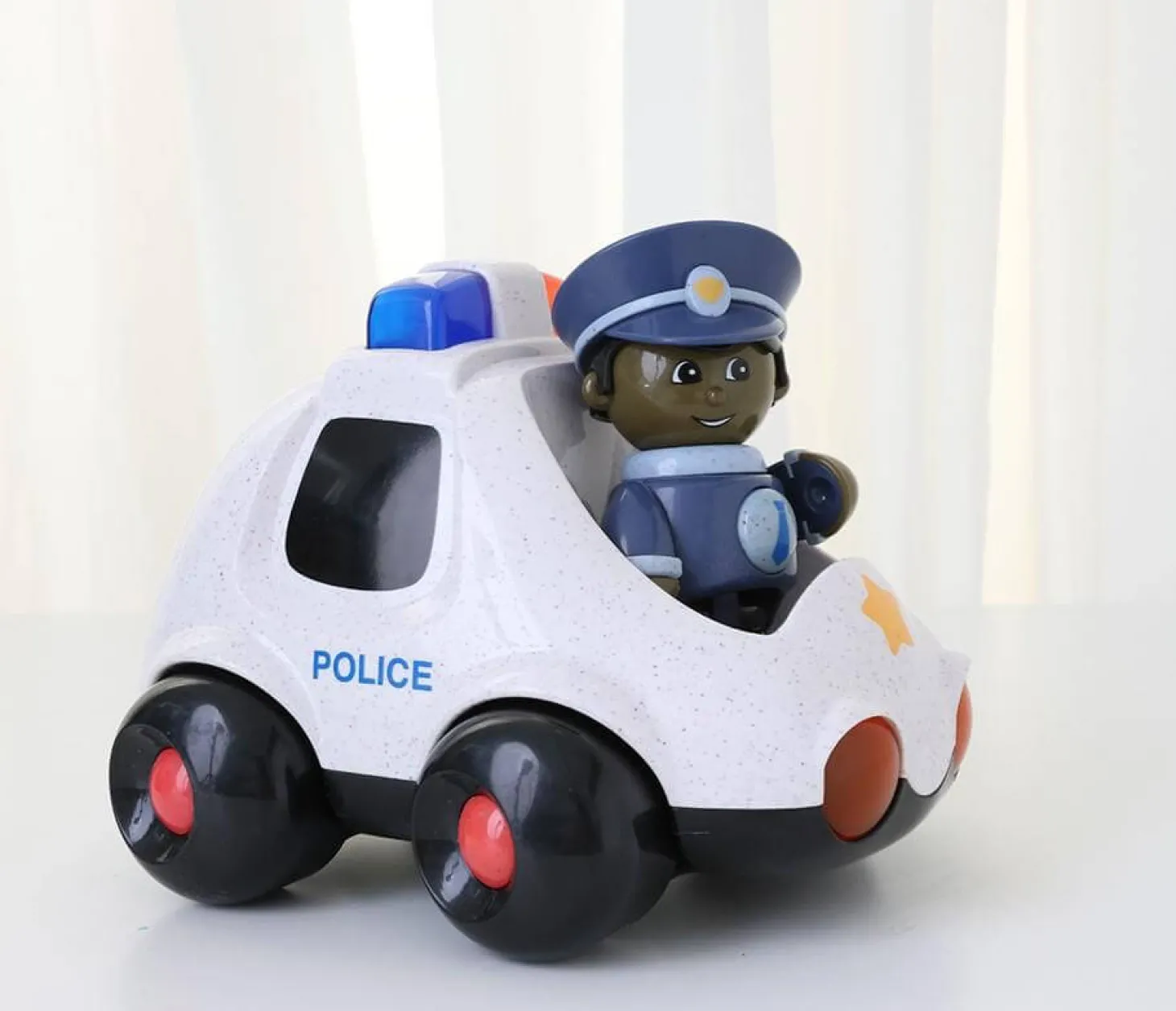 Wóz policyjny z policjantem