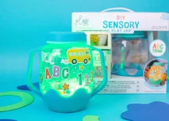 Zestaw sensoryczny DIY, świecący słoik z brokatami i figurkami Fun Fillers + naklejki gratis - ABC