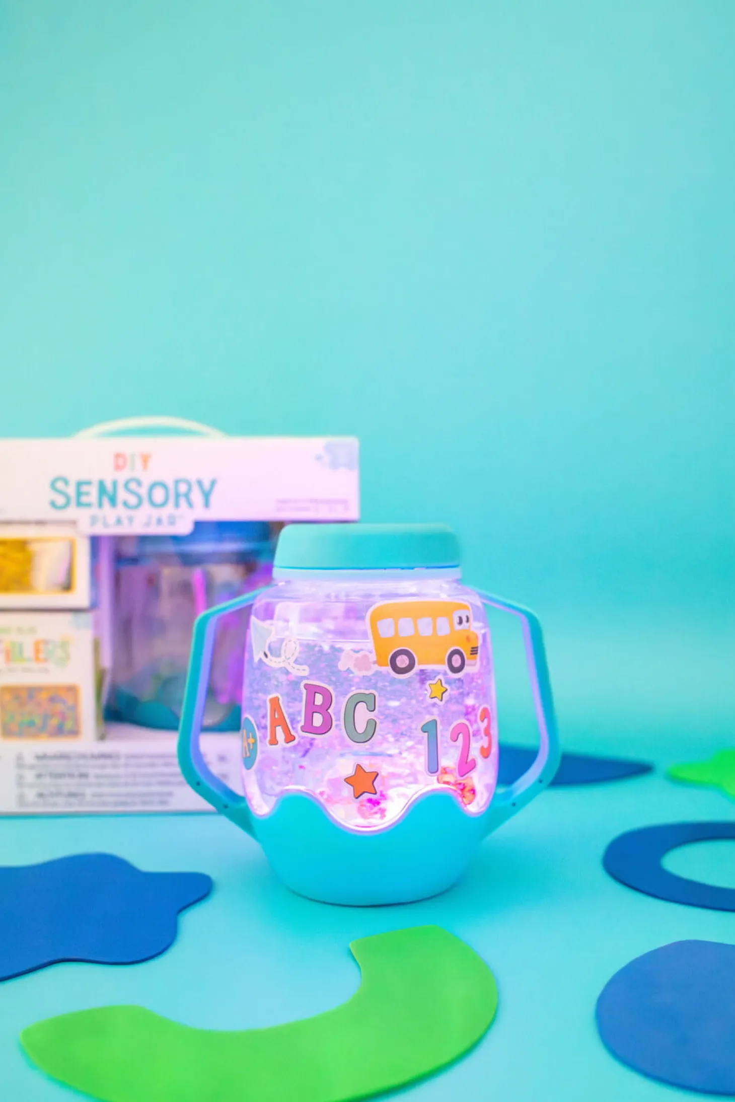 Zestaw sensoryczny DIY, świecący słoik z brokatami i figurkami Fun Fillers + naklejki gratis - ABC