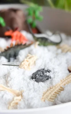 Zestaw sensoryczny Świat dinozaurów, tacka + figurki + śnieg sensoryczny