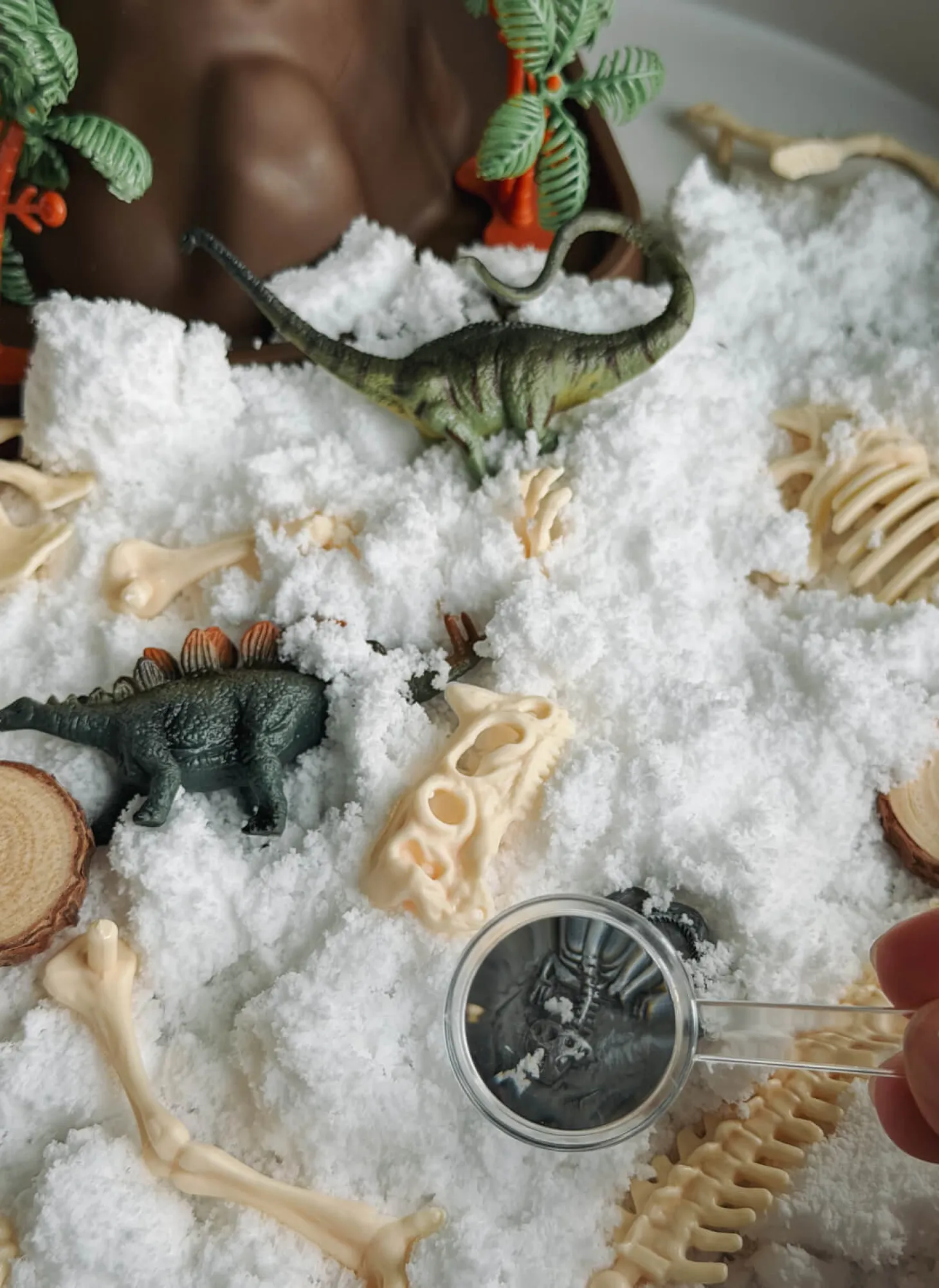 Zestaw sensoryczny Świat dinozaurów, tacka + figurki + śnieg sensoryczny